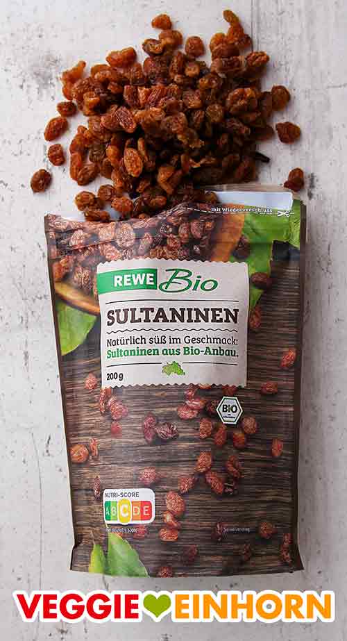 Eine geöffnete Packung Bio Sultaninen
