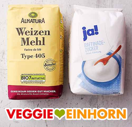 Eine Packung Weizenmehl Type 405 und eine Packung Zucker