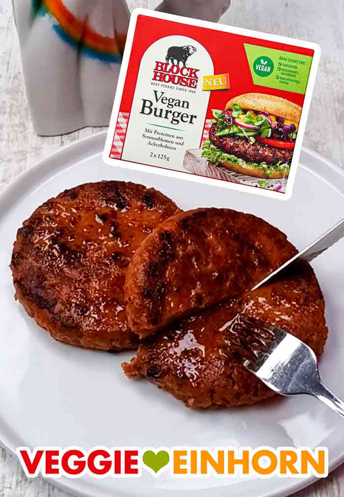 Zwei fertig gebratene vegane Burger Patties von Block House auf einem Teller