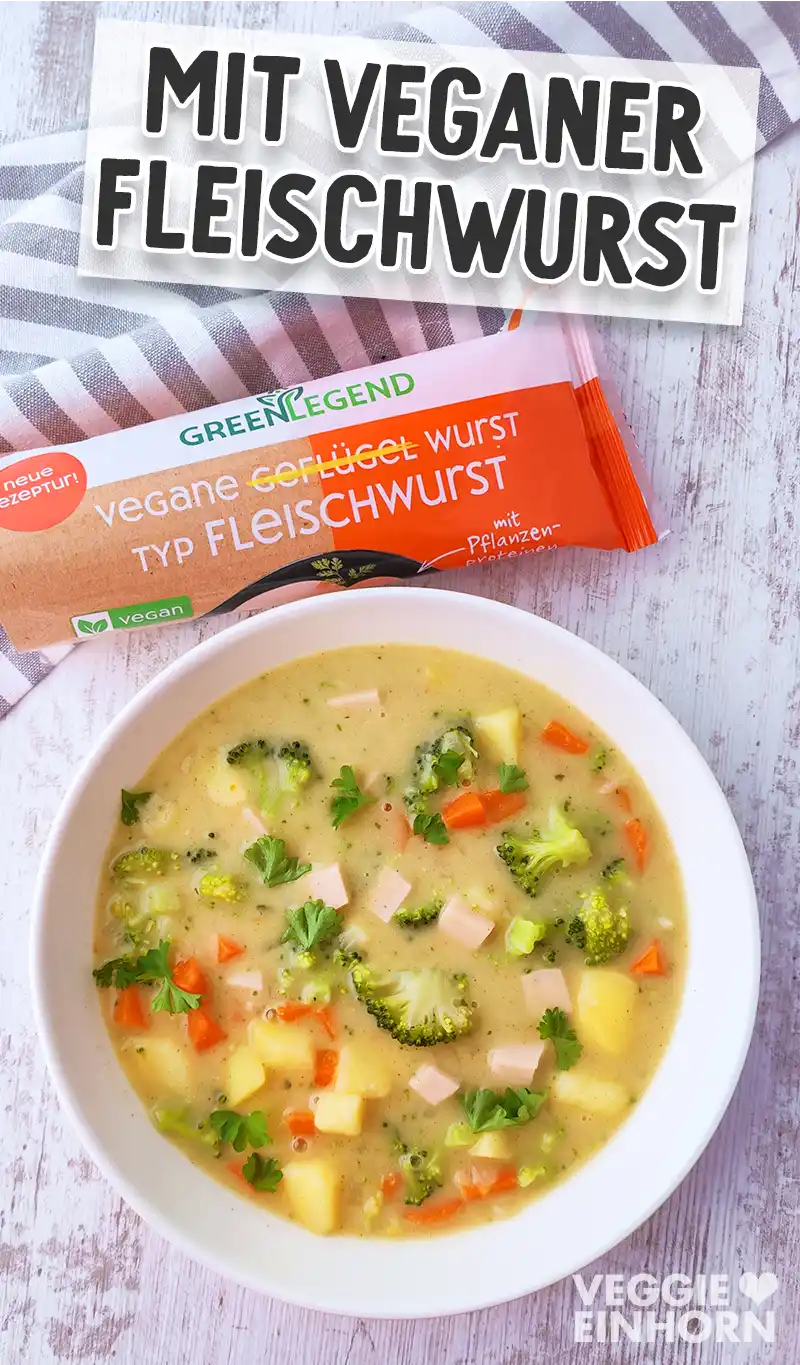 Cremiger veganer Gemüseeintopf mit Brokkoli, Möhren, Kartoffeln und veganer Fleischwurst, darüber liegt eine Packung vegane Fleischwurst von Green Legend.