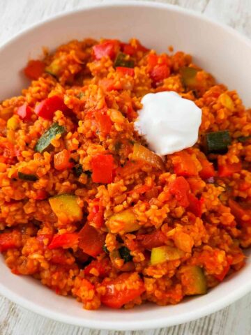 Bulgur mit Gemüse auf einem Teller