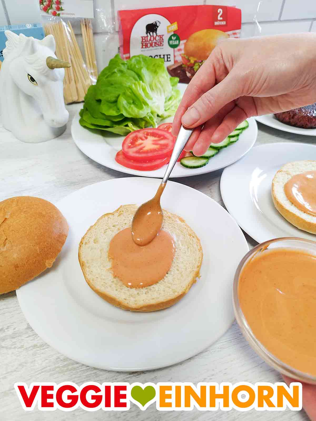 Selbstgemachte vegane Burgersauce wird auf einen veganen Brioche Bun von Block House gegeben