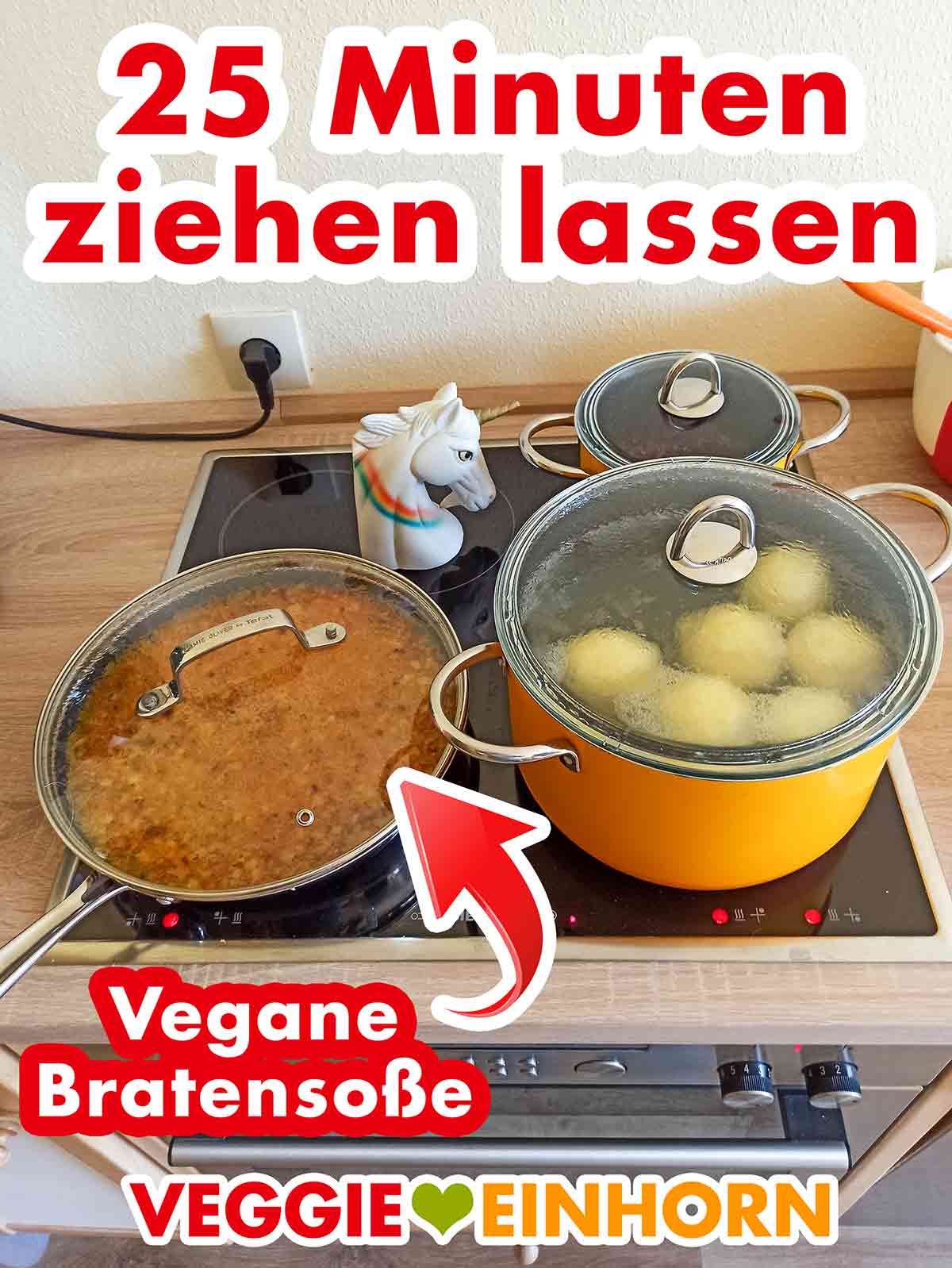 Auf dem Herd werden auch vegane Bratensoße und fertig gekaufter veganer Rotkohl gekocht. Die Burgis Sonntagsknödel ziehen im Topf