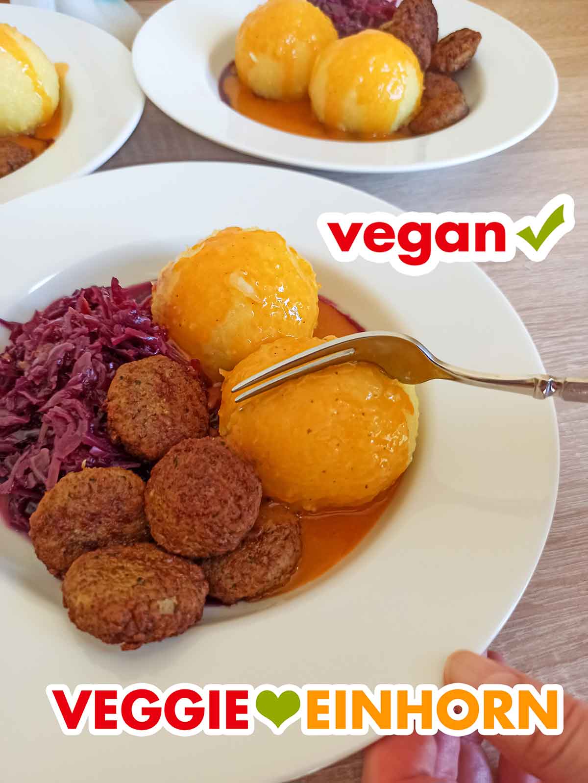 Die Burgis Sonntagsknödel schmecken lecker mit veganer Bratensoße. Ein veganer Sonntagsknödel wird mit einer Gabel zerteilt.