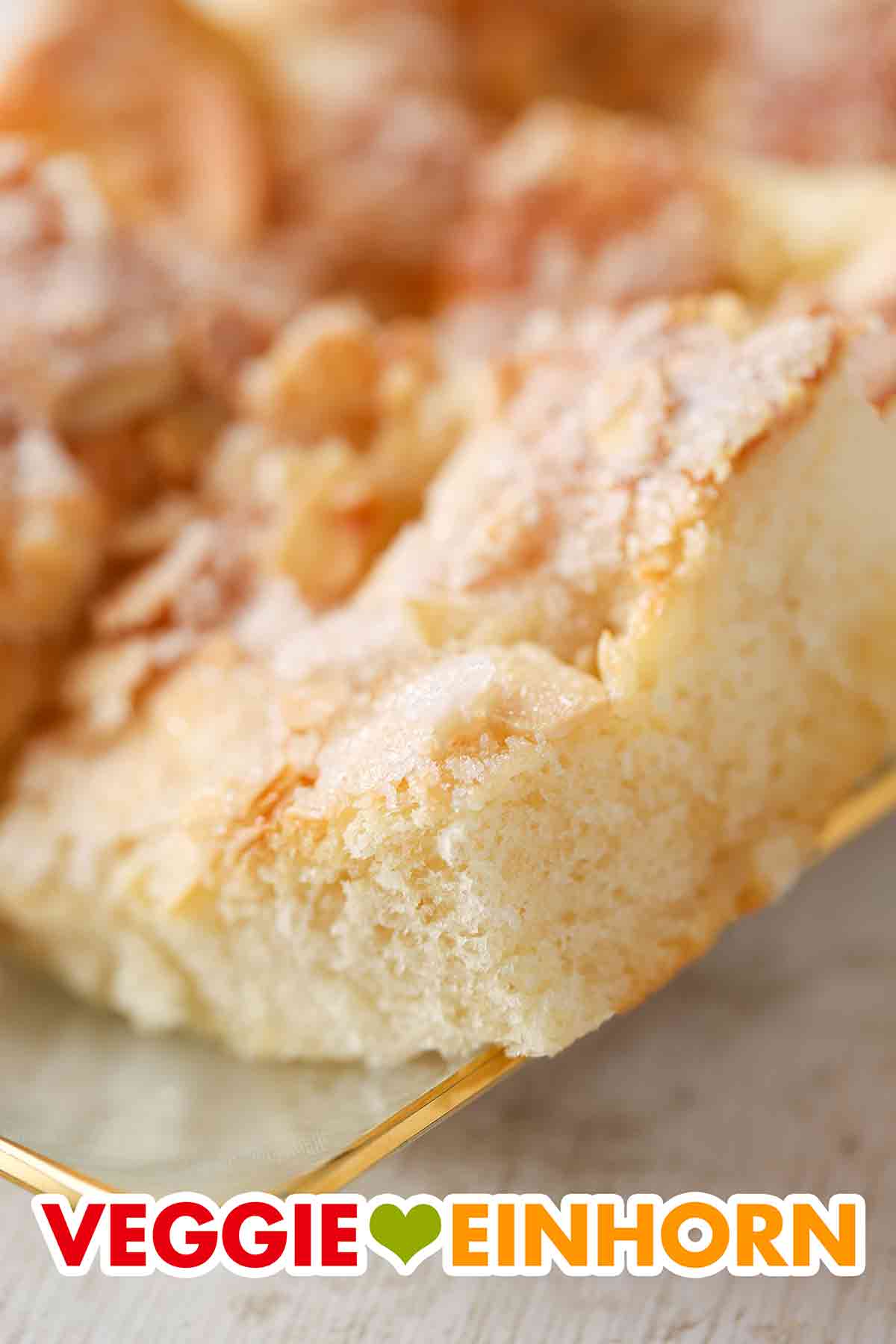 Ein Stück veganer Butter-Zuckerkuchen aus Hefeteig