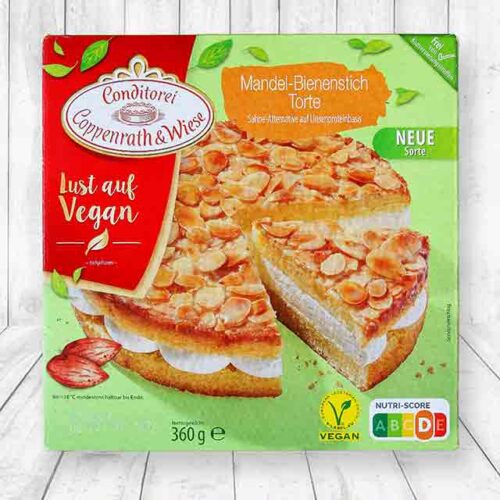 Eine Packung vegane Bienenstich Torte von Coppenrath und Wiese