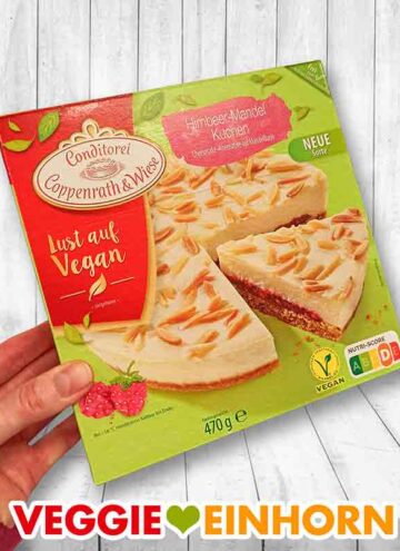 Eine Packung veganer Himbeer Mandel Kuchen von Coppenrath und Wiese