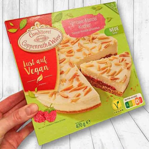 Eine Packung veganer Himbeer Mandel Kuchen von Coppenrath und Wiese