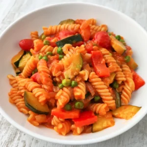 Cremige vegane One Pot Pasta mit Kokosmilch, Currypaste und Gemüse.