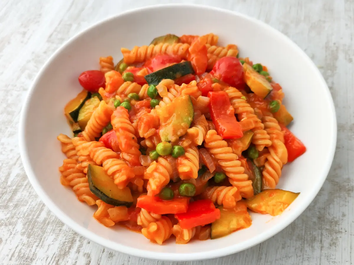 Cremige vegane One Pot Pasta mit Kokosmilch, Currypaste und Gemüse.