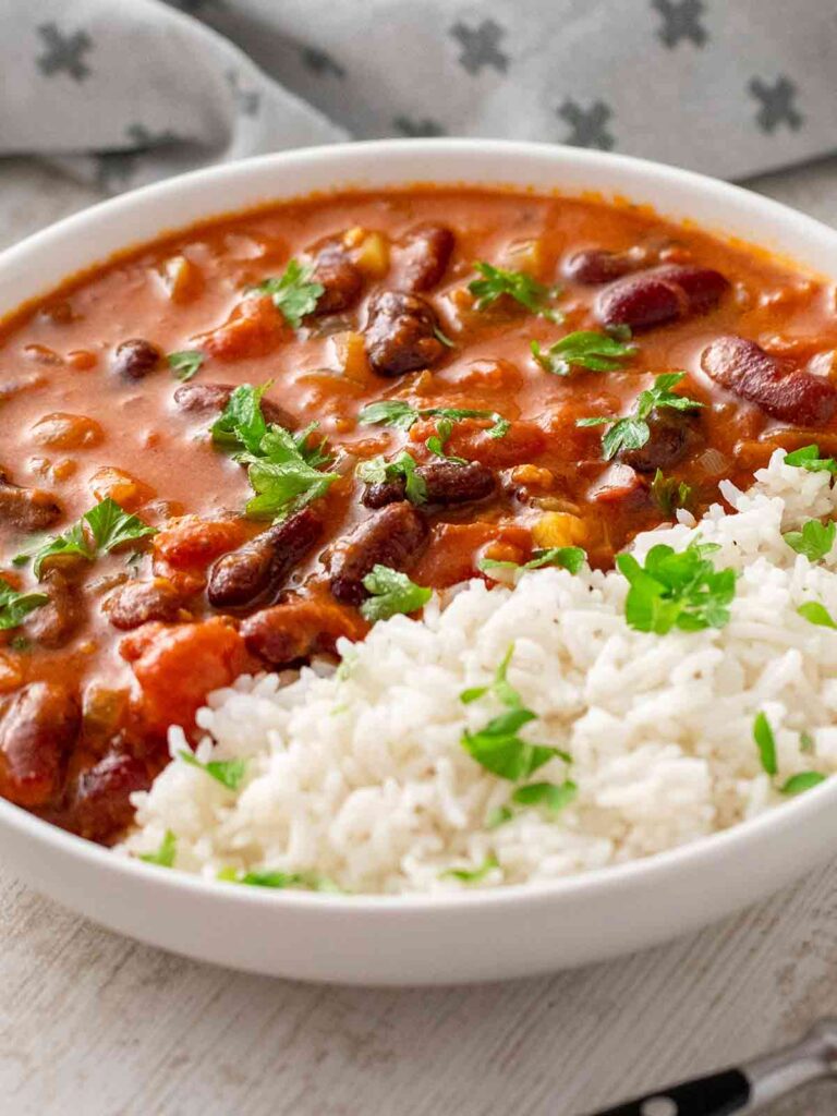 Einfaches veganes Curry mit Kidneybohnen und Kokosmilch