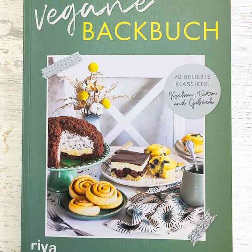 Das vegane Backbuch von Ann-Kathrin Lemke liegt auf einem Tisch.