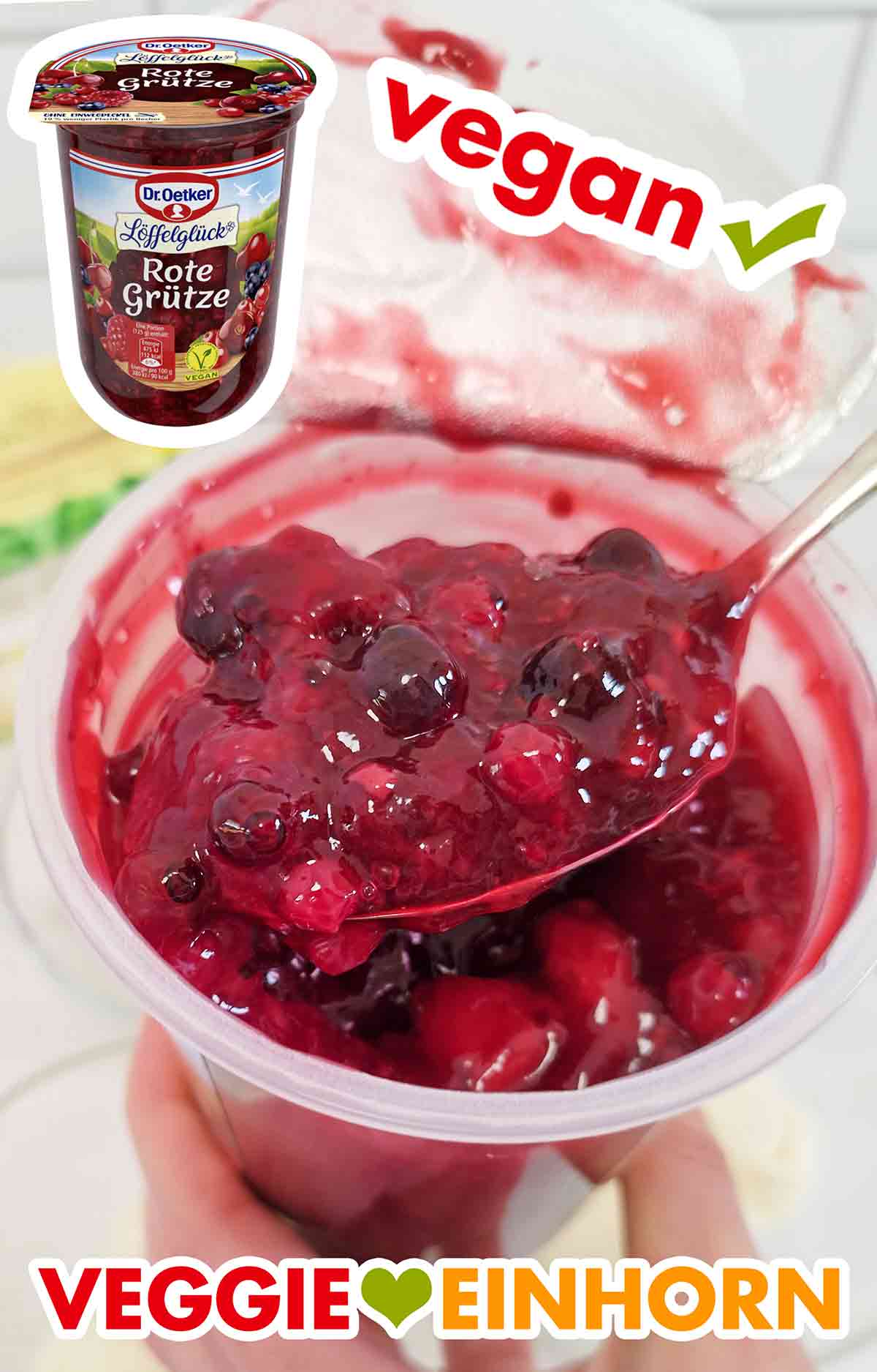 Vegane rote Grütze mit Beeren auf einem Esslöffel