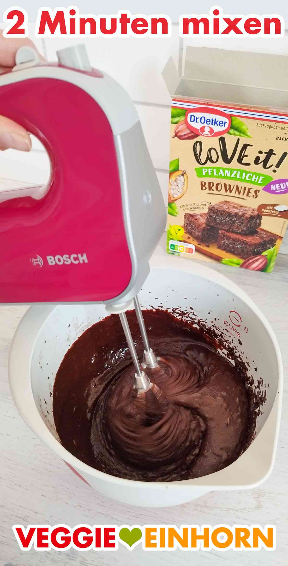 Der vegane Brownie Teig der Backmischung wird mit dem Mixer gemixt.