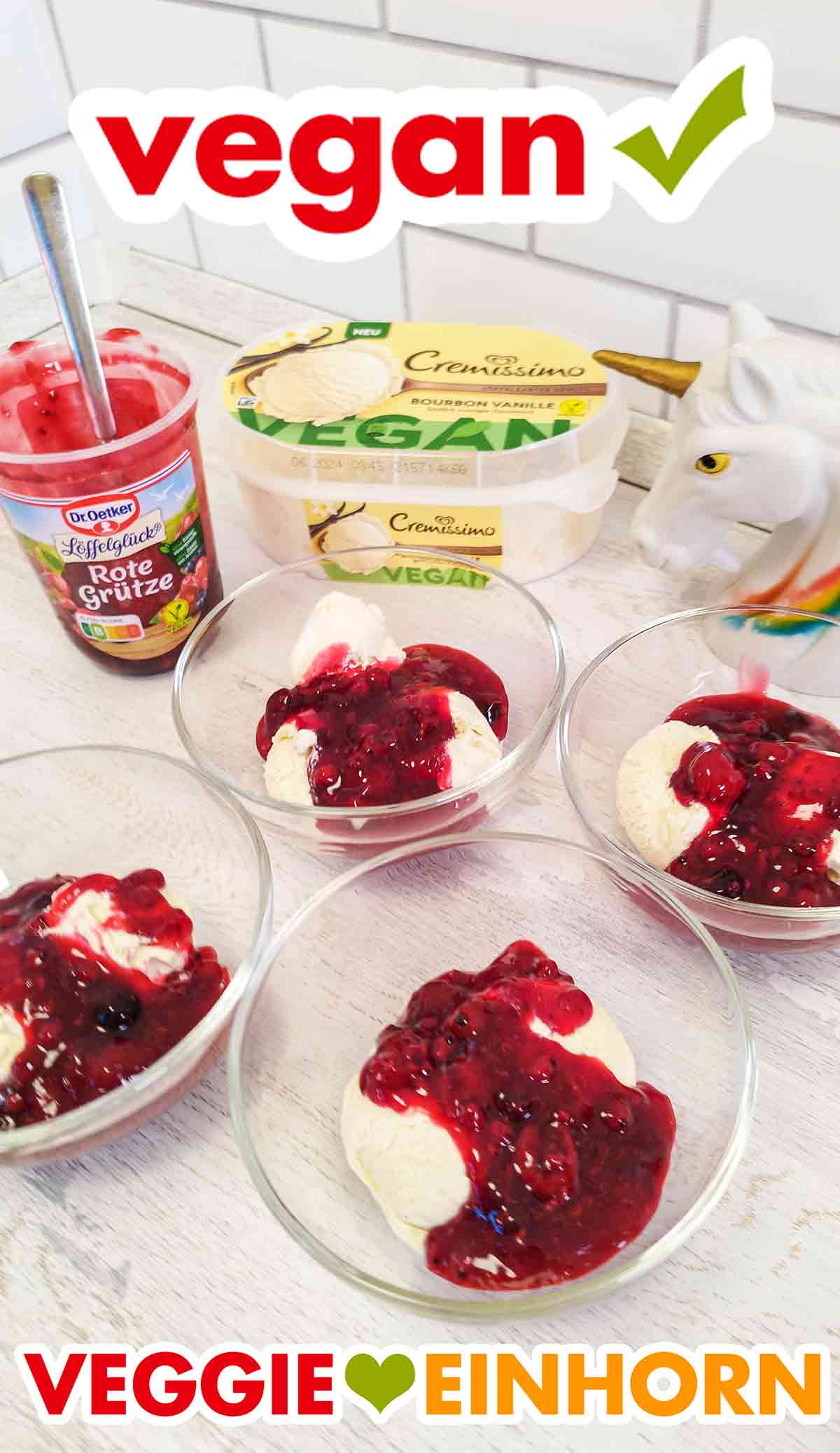 Vier Dessertschalen mit veganem Vanilleeis und roter Grütze