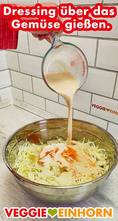 Das Dressing wird über den Coleslaw gegossen