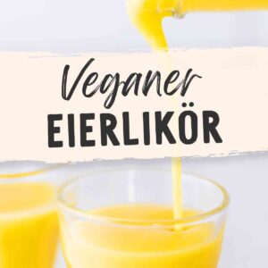 Veganer Eierlikör wird in ein Glas gegossen, ein weiteres Glas steht daneben.