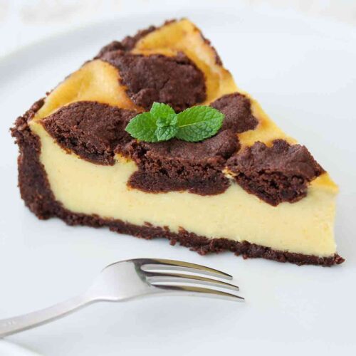 Ein Stück veganer russischer Zupfkuchen auf einem Teller
