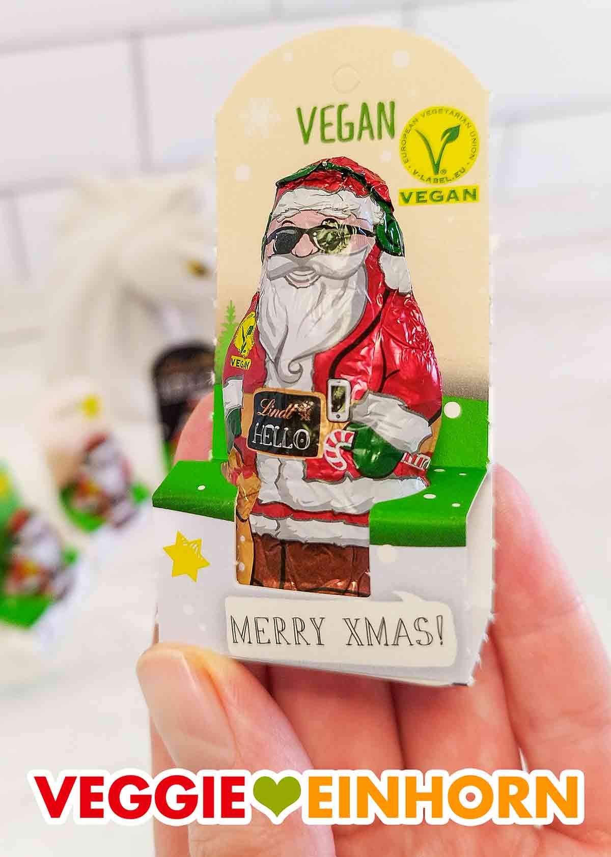 Ein einzeln verpackter veganer Lindt Hello Mini Weihnachtsmann