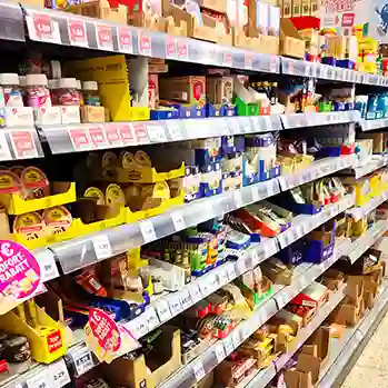 Supermarktregal mit diversen Backzutaten.