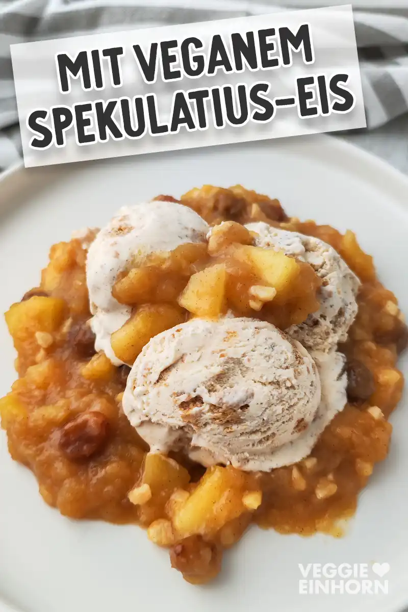 Vegane Bratapfelsoße auf einem Teller serviert mit veganem Spekulatius-Eis.
