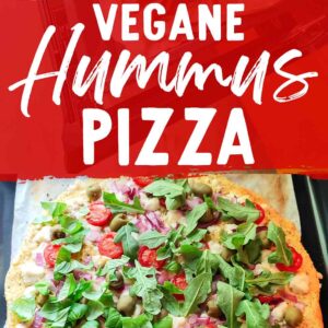 Zweigeteiltes Bild der veganen Hummus-Pizza: einmal pur und einmal mit frischen Kräutern belegt, dazwischen der Schriftzug „Vegane Hummus Pizza“.