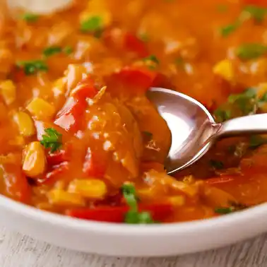 Esslöffel mit veganer Gyrossuppe