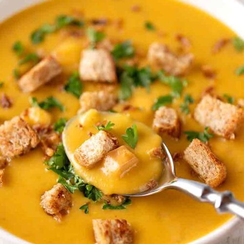 Vegane Kartoffelsuppe mit einem Esslöffel