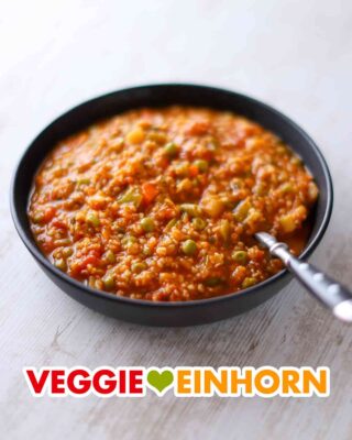 Veganer Eintopf mit Bulgur und roten Linsen