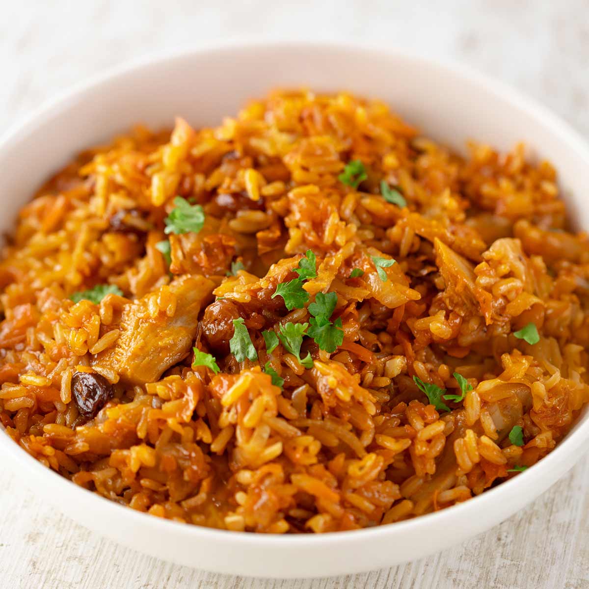 Einfacher Plov mit veganem Fleisch und Möhren.
