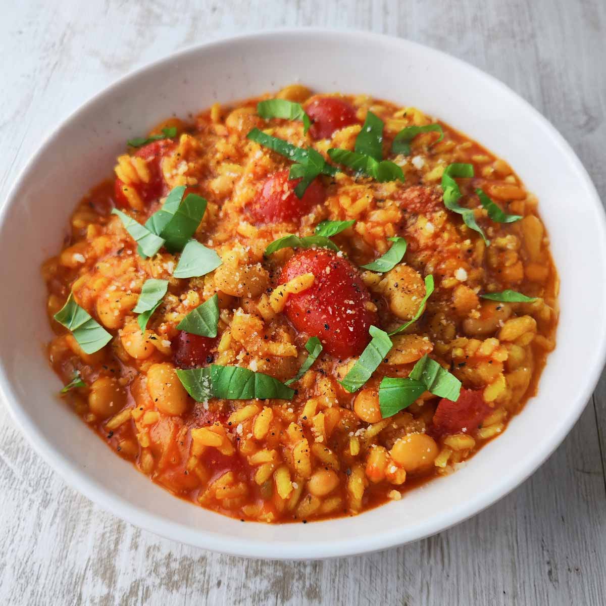 Einfacher veganer Reiseintopf mit weißen Bohnen und Tomaten