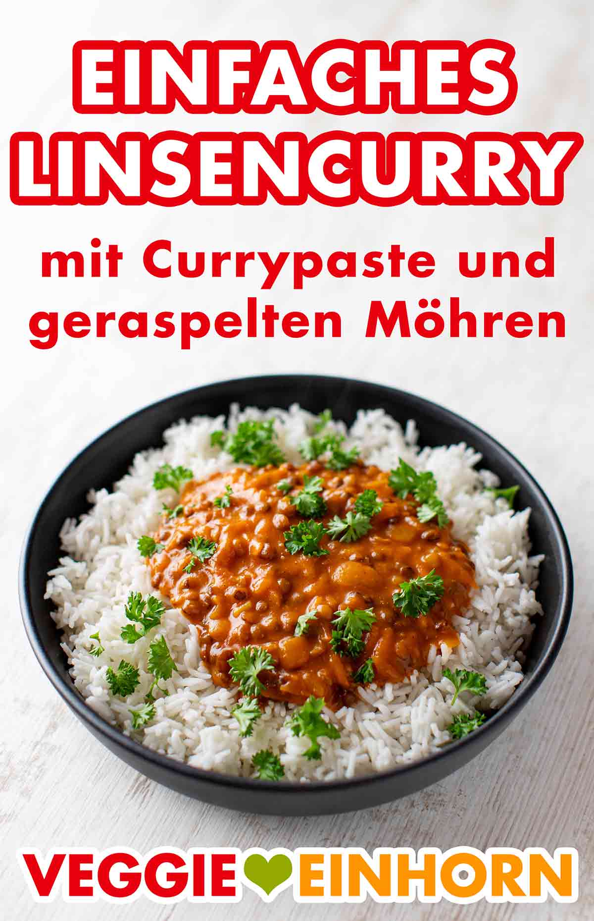 Teller mit einfachem Linsencurry mit Currypaste und geraspelten Möhren