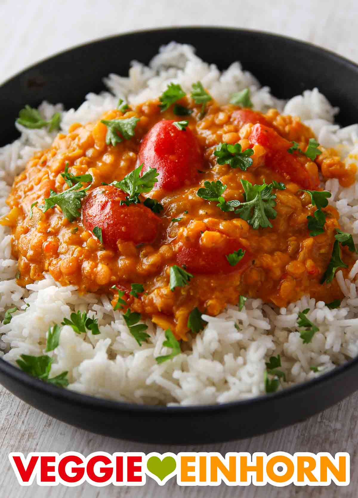 Einfaches Curry mit roten Linsen und Kirschtomaten