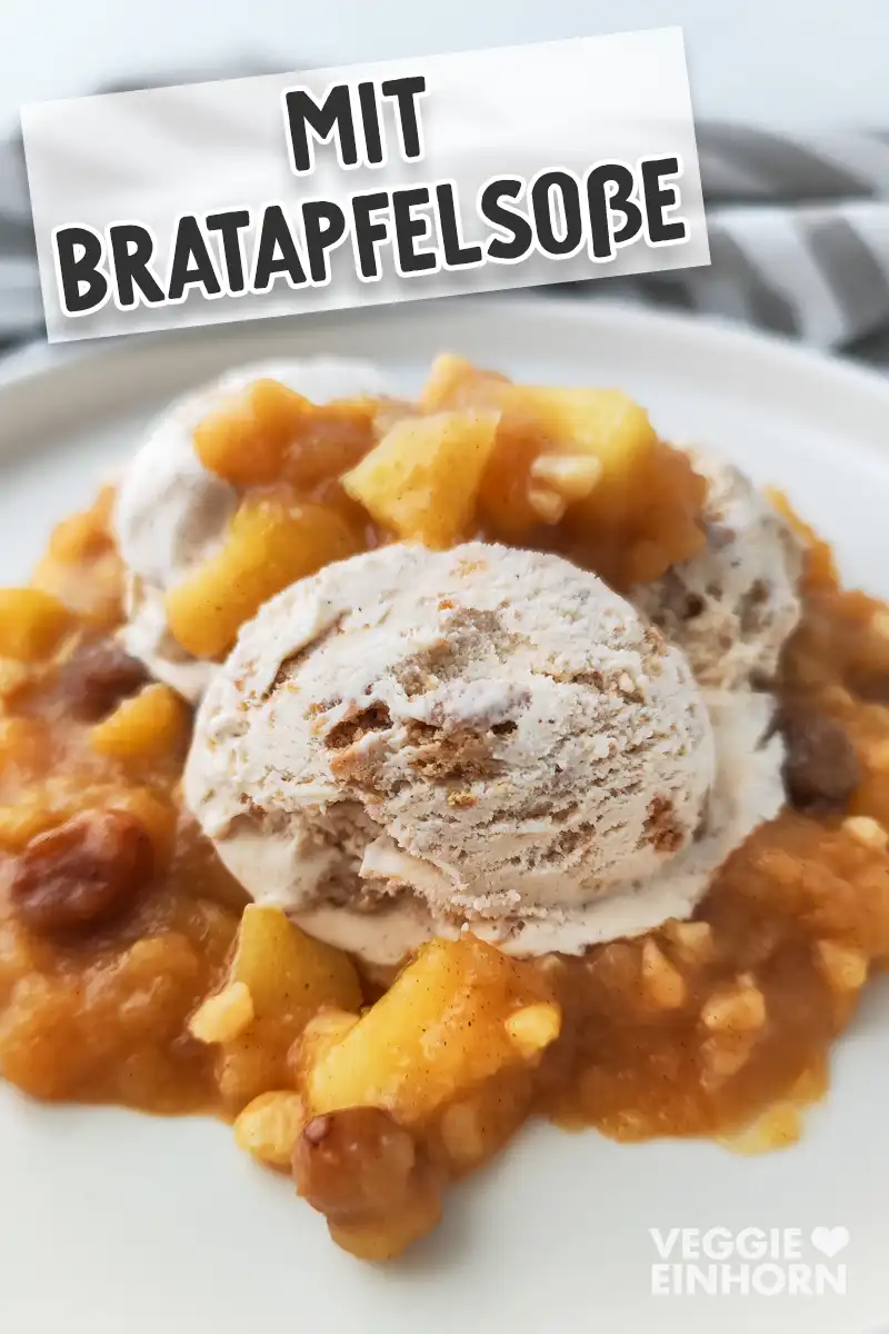 Veganes Spekulatius Eis auf einem Teller mit warmer Bratapfelsoße.