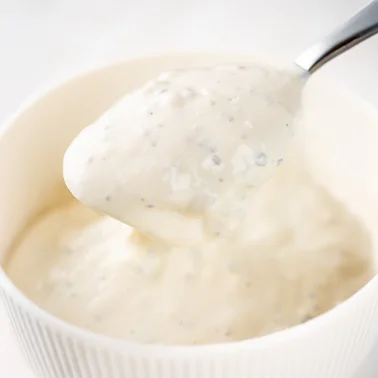 Einfachster veganer Kräuterquark mit Skyr auf einem Löffel
