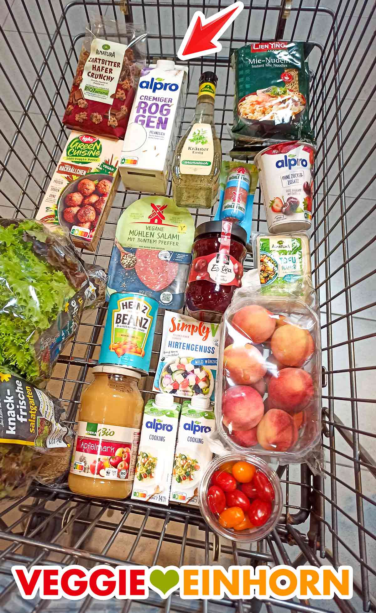 Einkaufswagen bei Edeka mit veganen Produkten und Alpro Roggen Drink