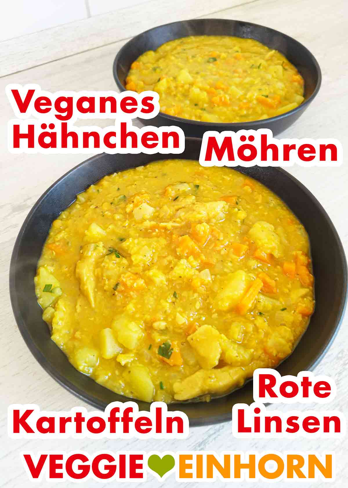 Zwei Teller mit veganem Eintopf mit veganem Hähnchen, Möhren, Kartoffeln und roten Linsen