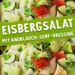 Eisbergsalat mit Tomaten, Gurken und Petersilie in einer weißen Schüssel. In der Mitte steht der Text Eisbergsalat mit Knoblauch-Senf-Dressing.