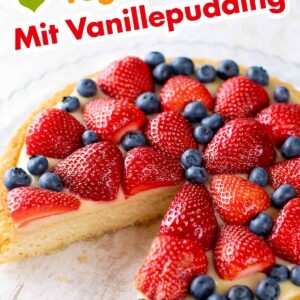 Veganer Obstboden mit Vanillepudding, Erdbeeren und Blaubeeren