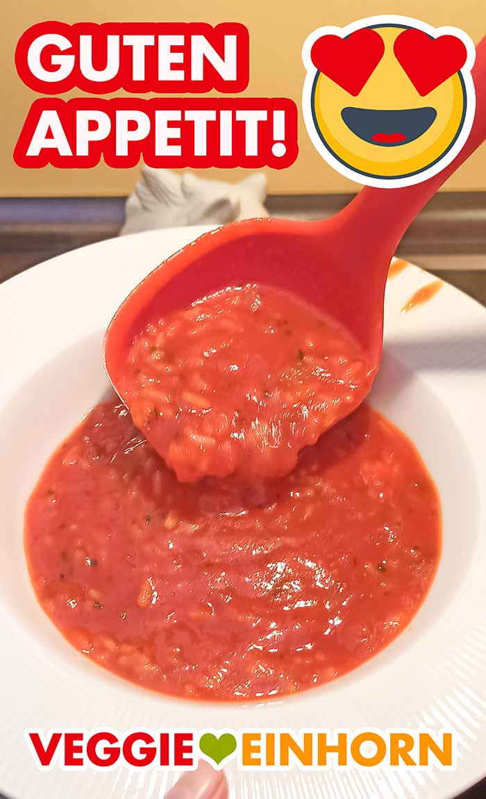 Die Tomatensuppe mit Reis wird mit einer Suppenkelle auf einen Teller gegeben