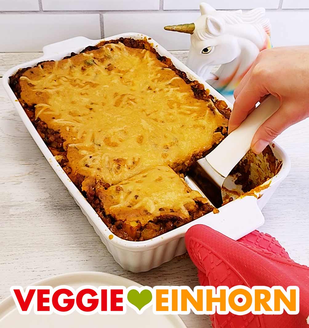 Auflaufform mit fertig gebackener veganer Linsenlasagne mit Zucchini