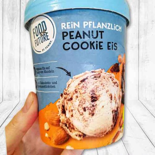 Ein Becher mit veganem Peanut Cookie Eis von Penny