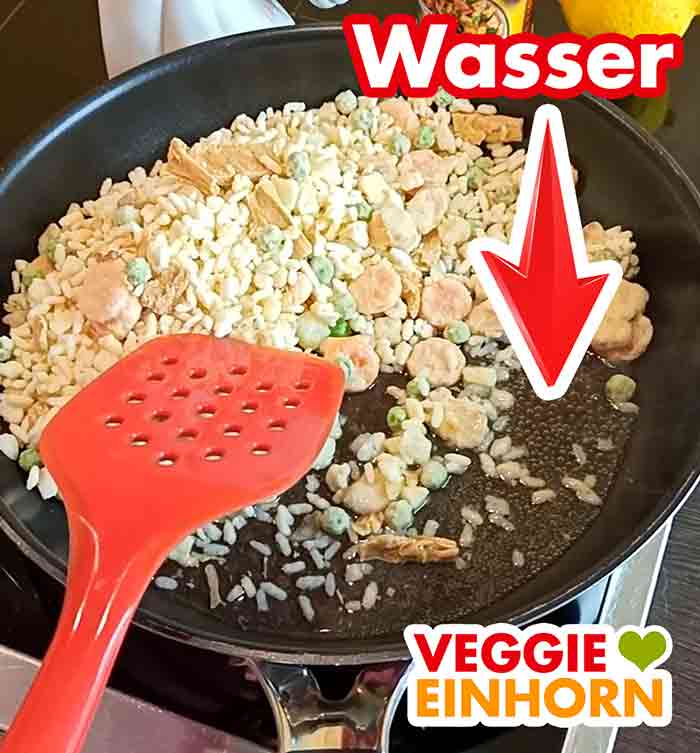 Wasser in der Pfanne mit dem veganen Hühnerfrikassee von Frosta