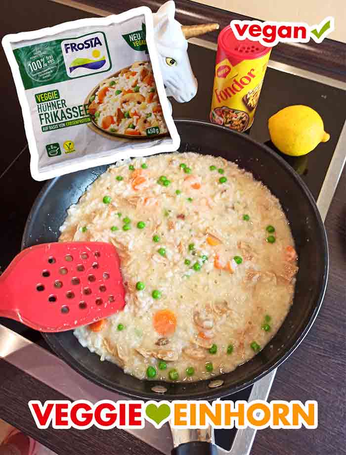 Das Veggie Hühnerfrikassee von Frosta kocht in der Pfanne