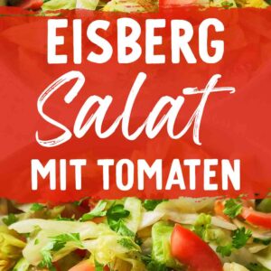Nahaufnahme eines frischen Eisbergsalats mit Tomatenstücken und gehackter Petersilie in einer weißen Schüssel, dekoriert mit einem roten Textbanner mit der Aufschrift Eisberg Salat mit Tomaten.