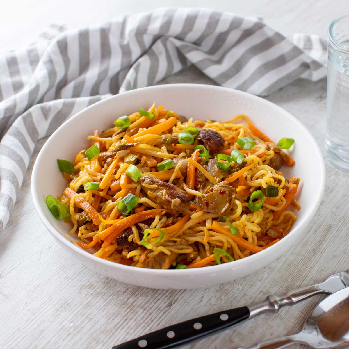 Gebratene Mie Nudeln mit veganem Hähnchen