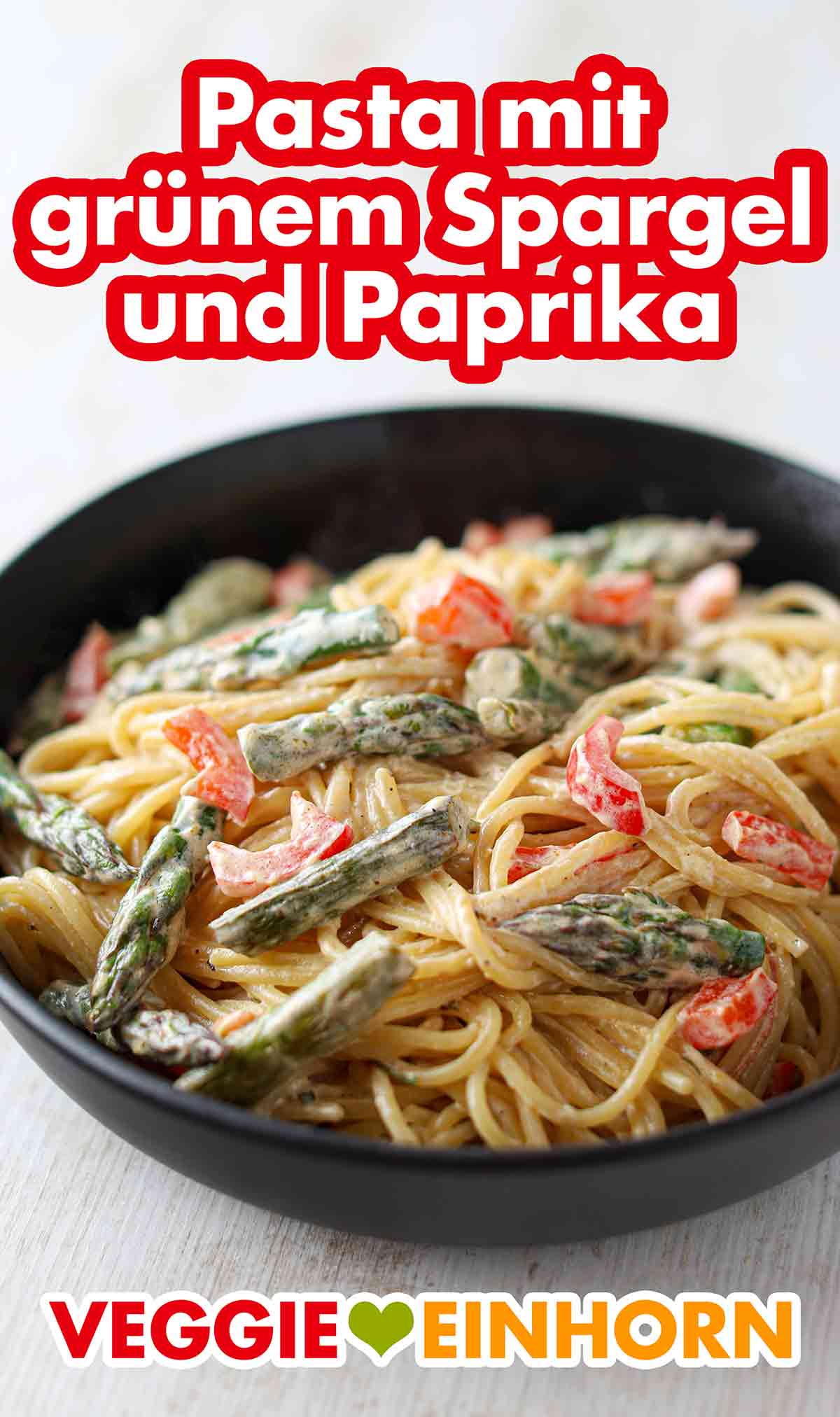 Pasta mit gebratenem grünem Spargel und Paprika
