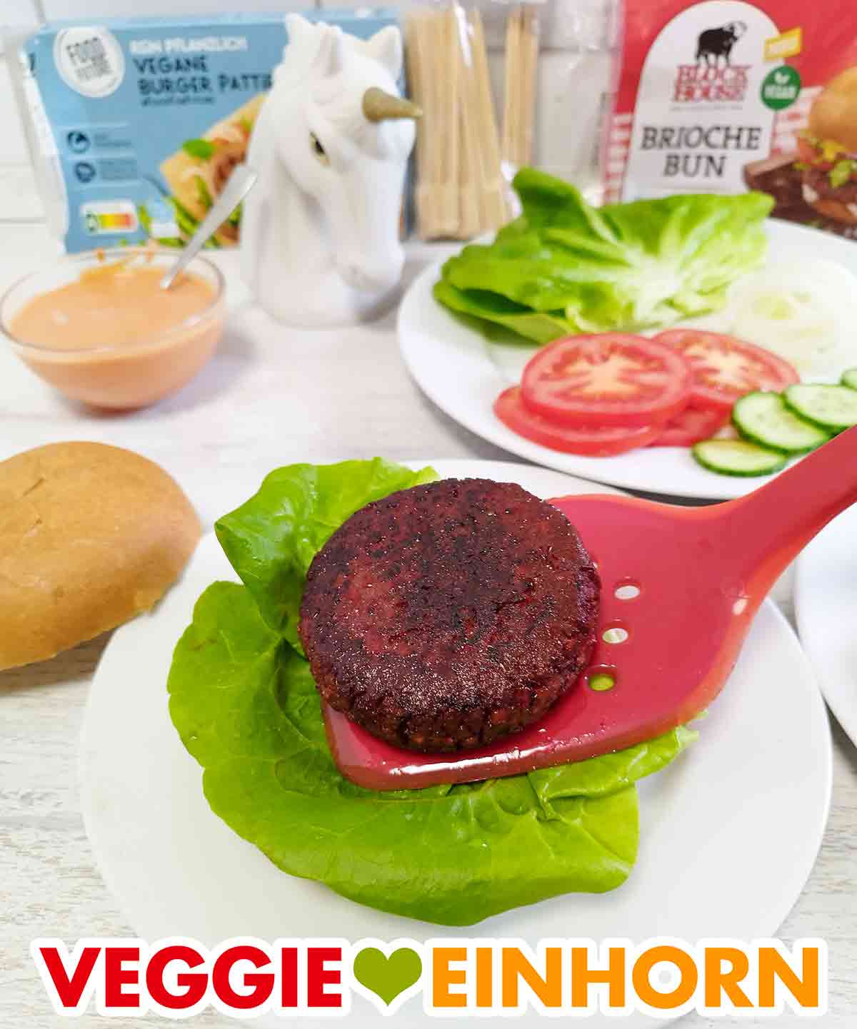 Der vegane Burger Patty von Penny wird auf den Burger gelegt