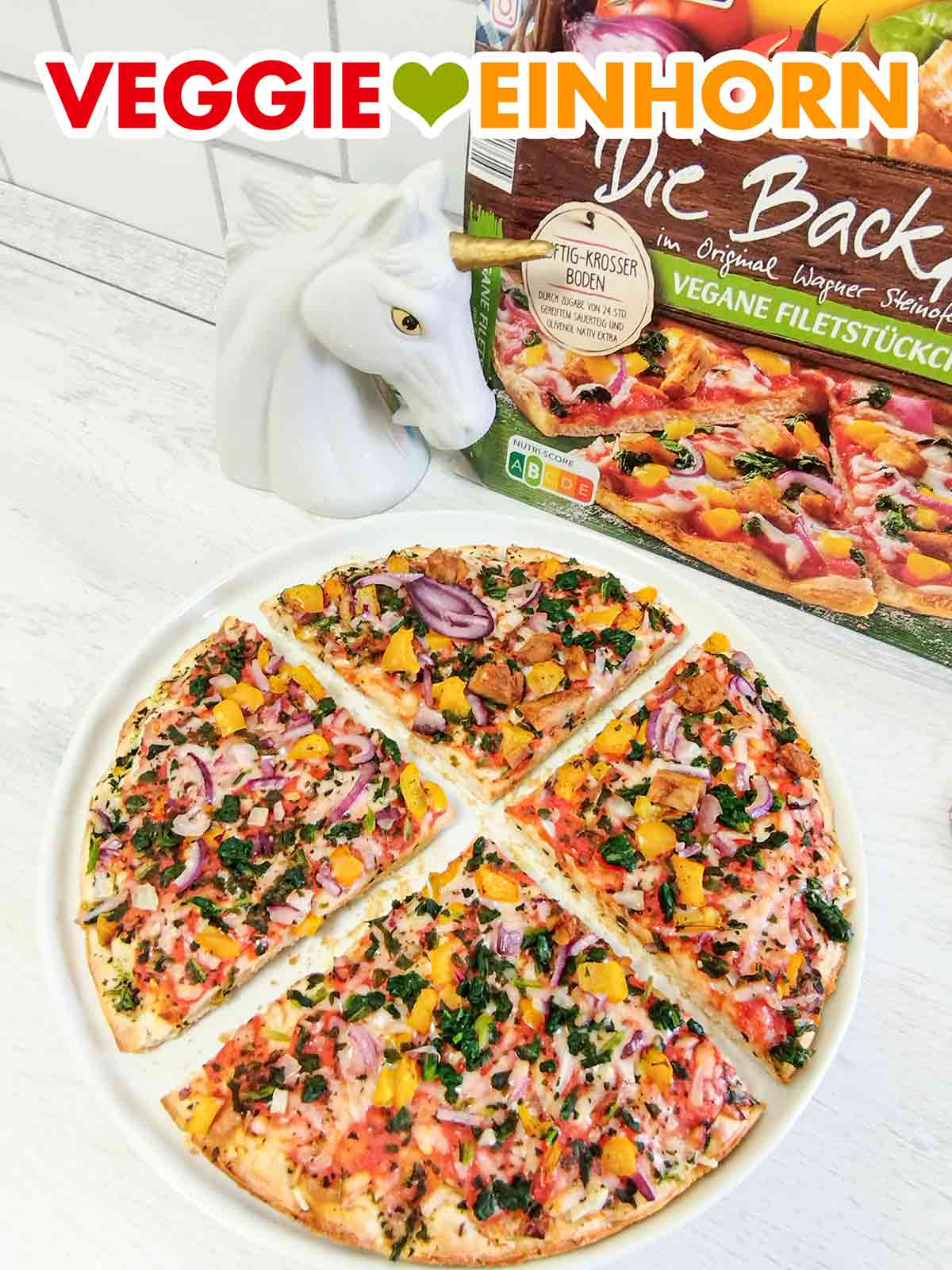 Geviertelte Pizza mit veganen Filetstückchen von Original Wagner Die Backfrische