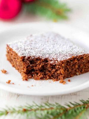 Teller mit veganem Gewürzkuchen vom Blech